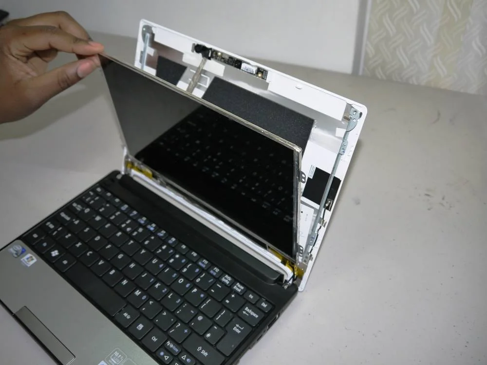 Pemeriksaan skrin laptop — foto galeri yang dibekalkan pemilik FMZ